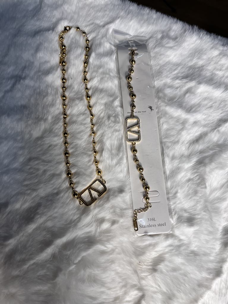 Gold necklace set