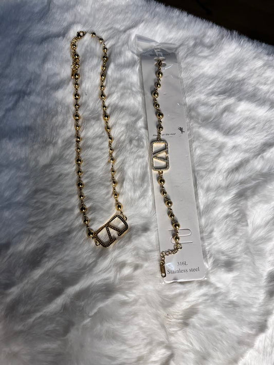 Gold necklace set